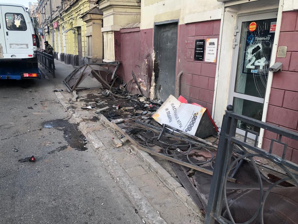 В центре Астрахани водитель маршрутки уснул за рулем и врезался в здание |  09.10.2021 | Астрахань - БезФормата