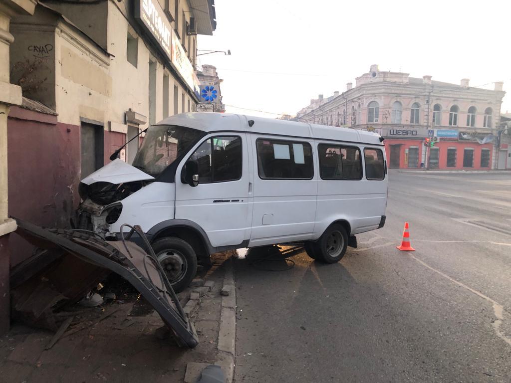 В центре Астрахани водитель маршрутки уснул за рулем и врезался в здание |  09.10.2021 | Астрахань - БезФормата