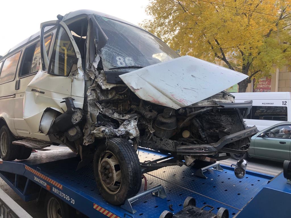 В центре Астрахани водитель маршрутки уснул за рулем и врезался в здание |  09.10.2021 | Астрахань - БезФормата