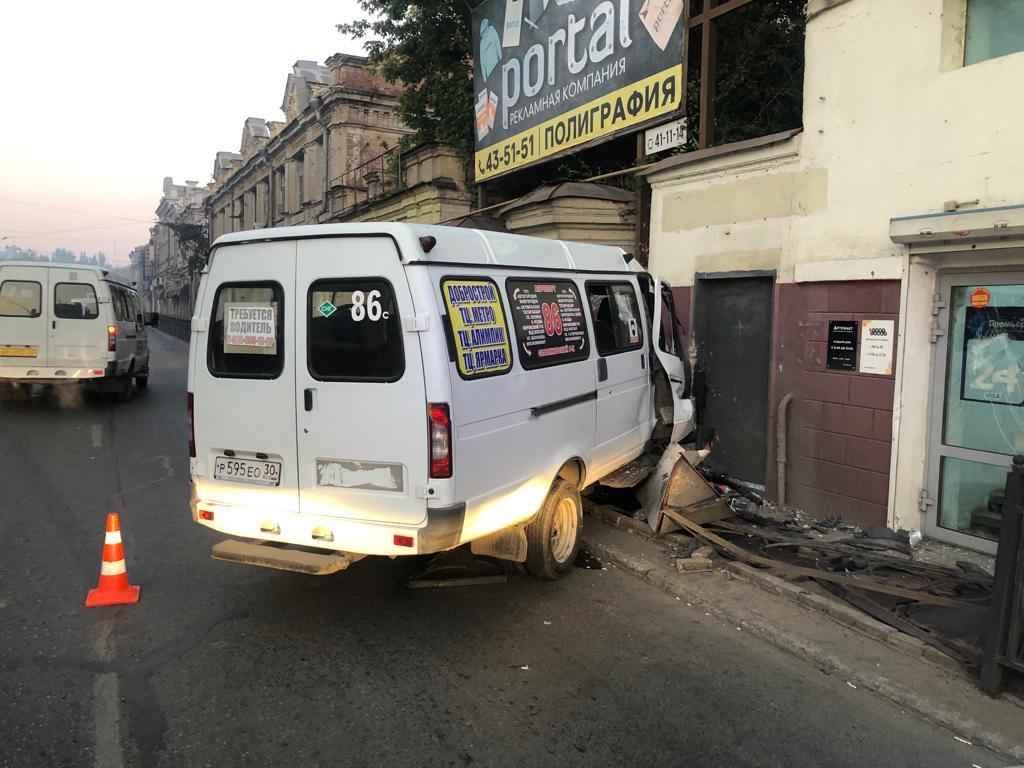 В центре Астрахани водитель маршрутки уснул за рулем и врезался в здание |  09.10.2021 | Астрахань - БезФормата