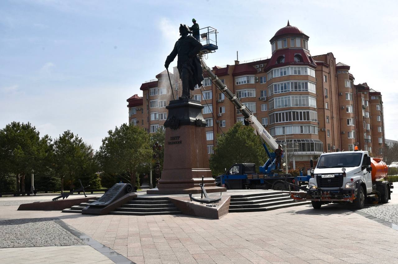 Памятники астрахани. Памятник Петру Астрахань. Петр 1 в Астрахани. Памятник Петру первому в Астрахани фото. Памятник Петру 1 Астрахань каток.