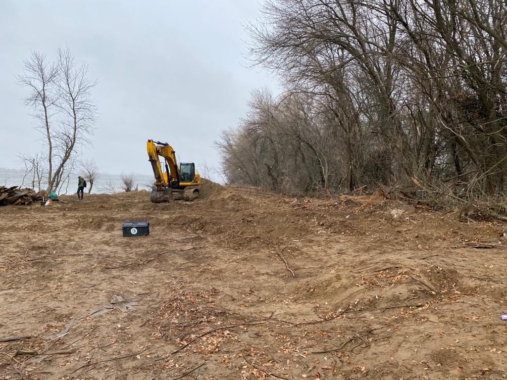 В астраханском поселке на берегу Волги образовался огромный котлован. В  этом подозревают директора Астра Строй Групп