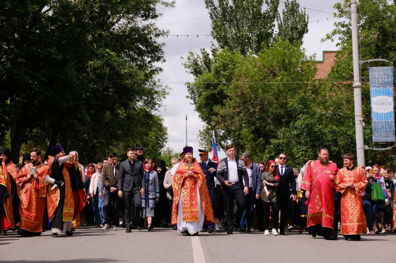 Полтысячи астраханцев прошли крестный ход в честь Дня славянской  письменности