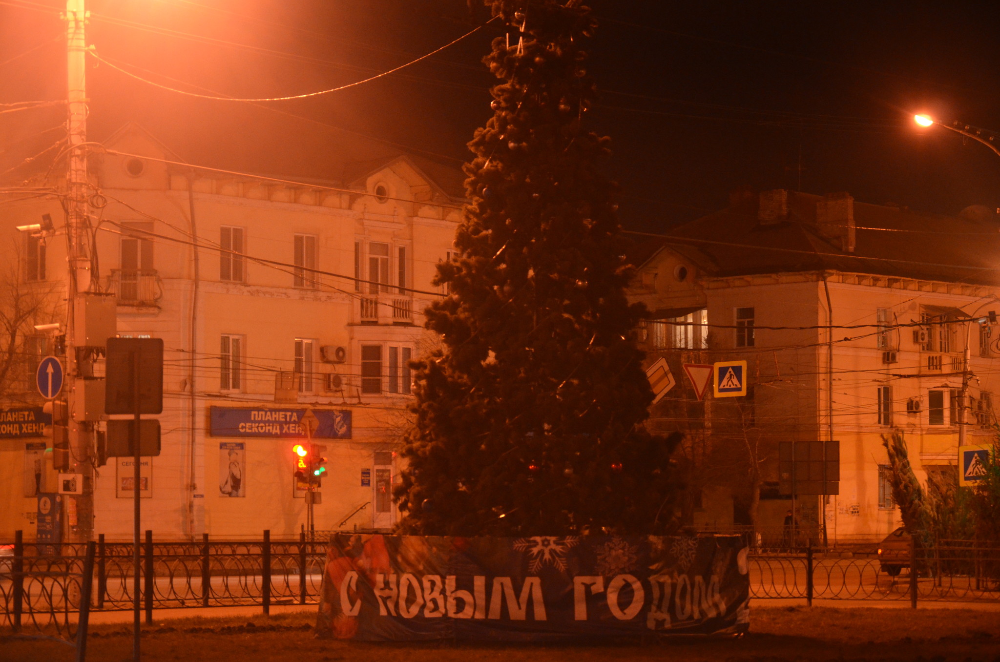 ТОП - 3 самых красивых елок Астрахани и фотокаталог всех елок города