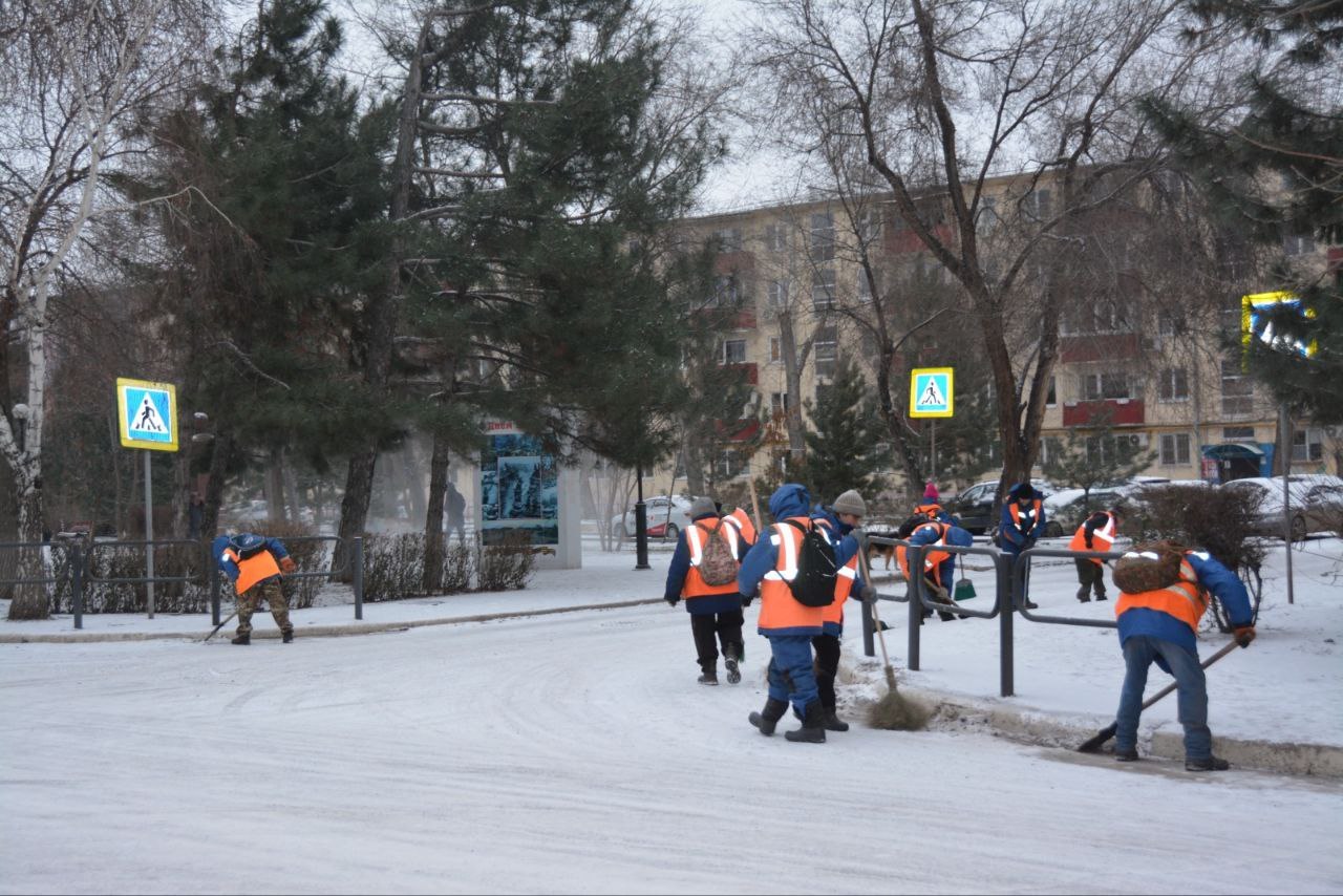 На улицы Астрахани для уборки снега вывели весь парк спецтехники