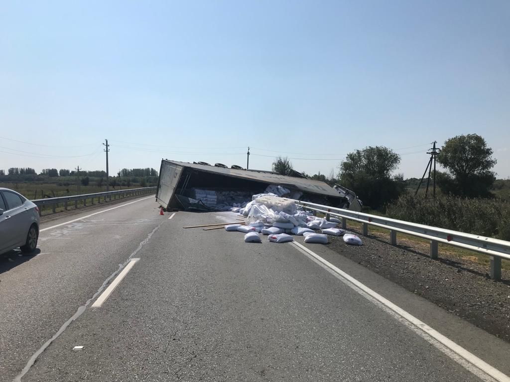 На астраханской трассе перевернулась фура. Водитель погиб | 11.09.2023 |  Астрахань - БезФормата