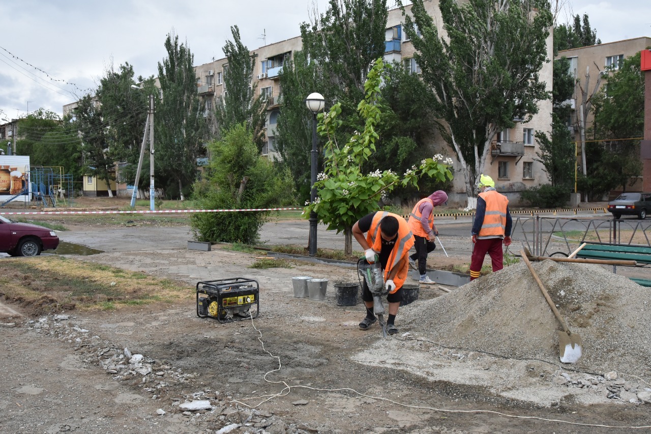 В АЦКК благоустраивают Сквер Cтроителей | 07.06.2018 | Астрахань -  БезФормата