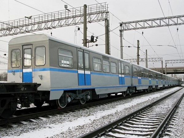 Пересылки вагонов метрополитена. 81-745 "Русич". Поезд Русич сбоку. Русич метровагон модель. Вагон метро Казань Русич.