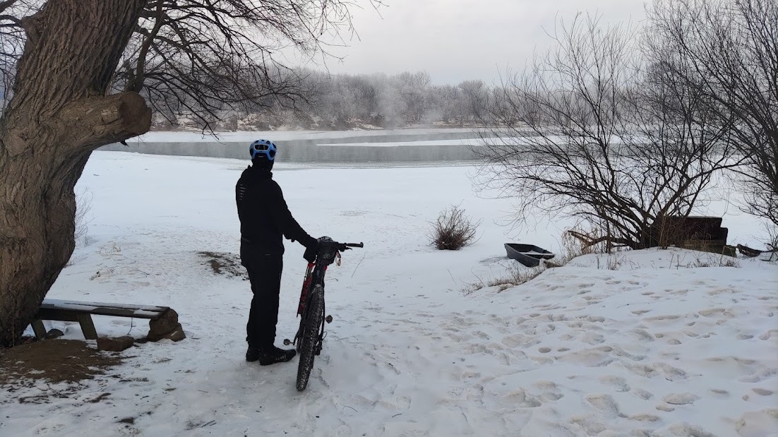 велосипед по зимней реке