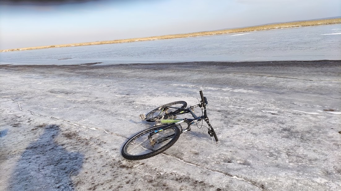 велосипед по зимней реке