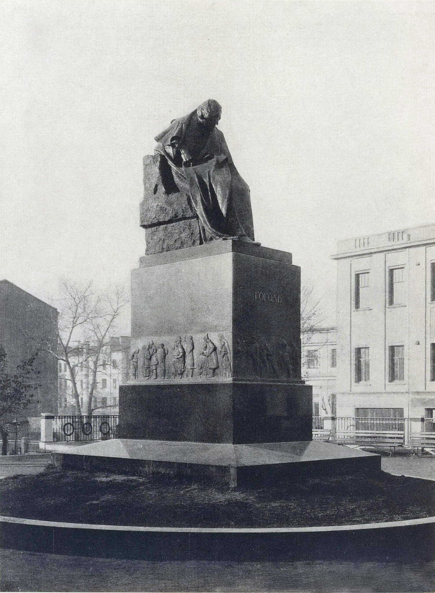 памятник гоголю на гоголевском бульваре в москве