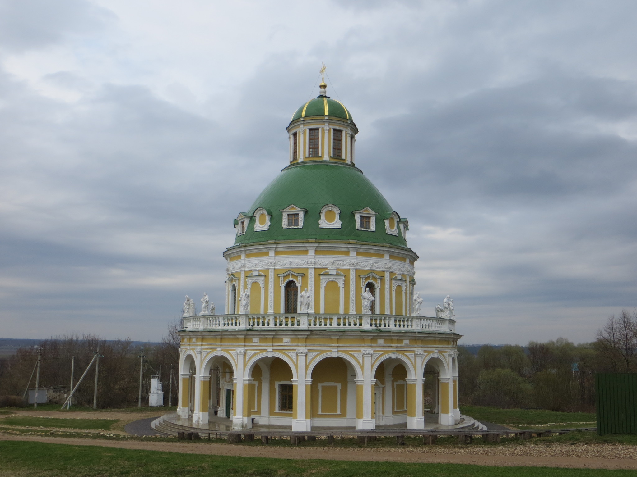 Храм в Подмоклово вертикальное фото