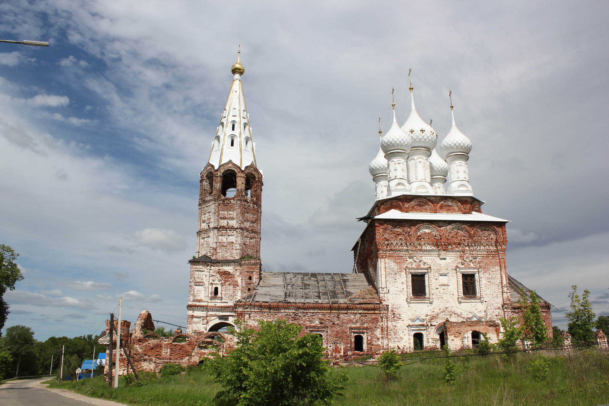 Потрясающие развалины Покровской церкви в селе Дунилово