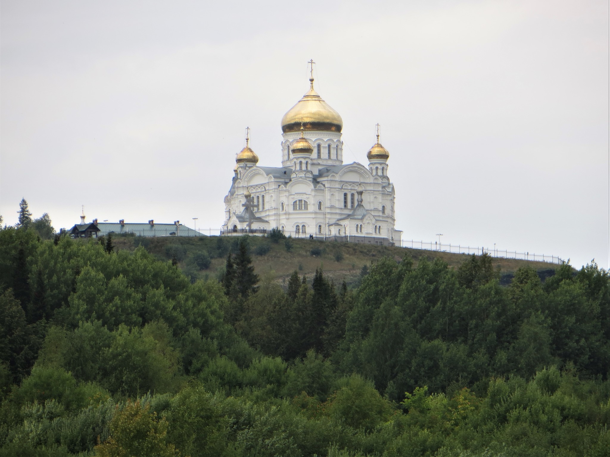 Белогорский монастырь отзывы. Белогорский монастырь крест. Белогорский монастырь Царский крест. Белогорский монастырь пруд.