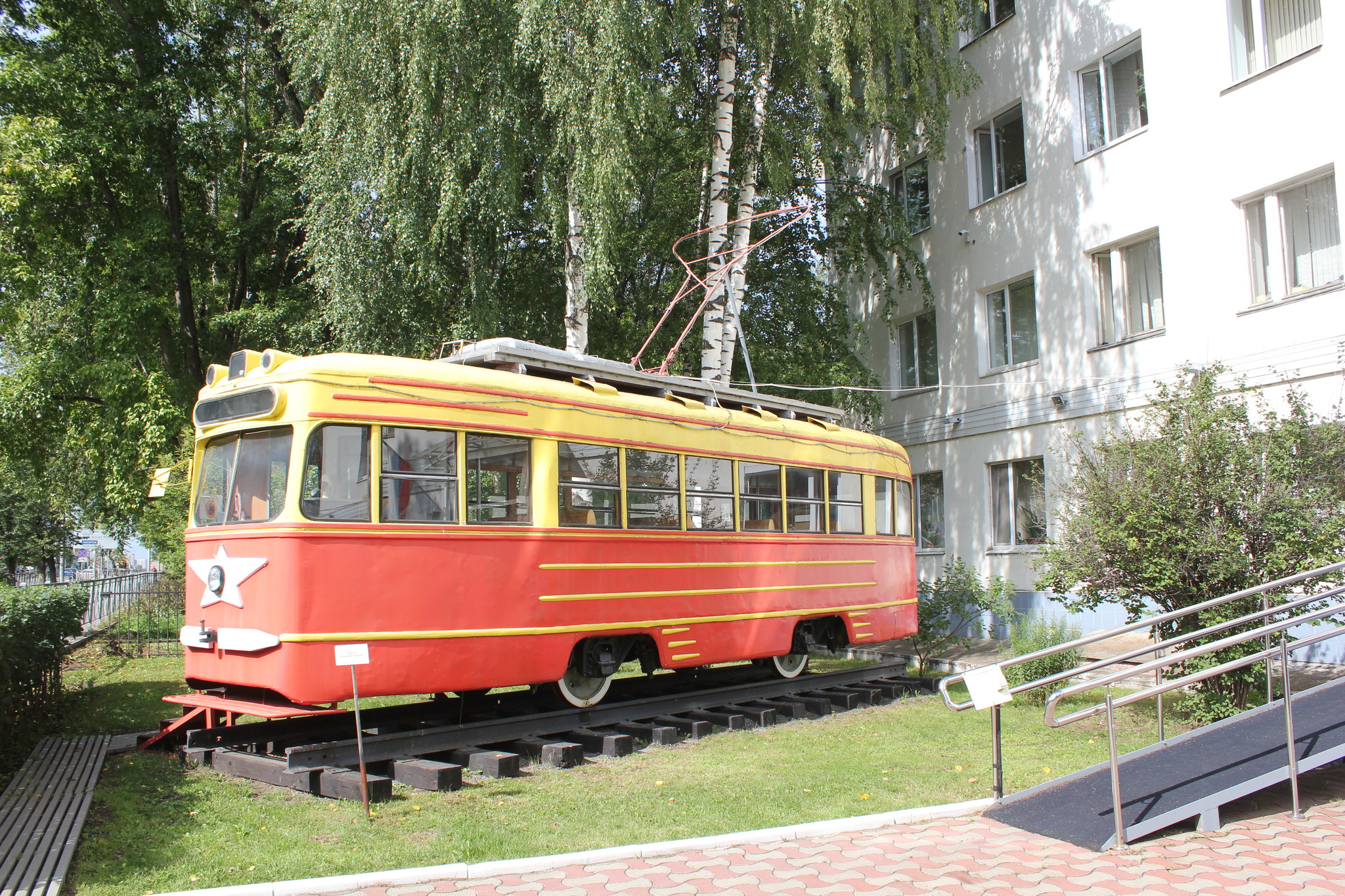 Водитель трамвая пермь. Трамвай КТМ 1. Трамвай Пермь 522.