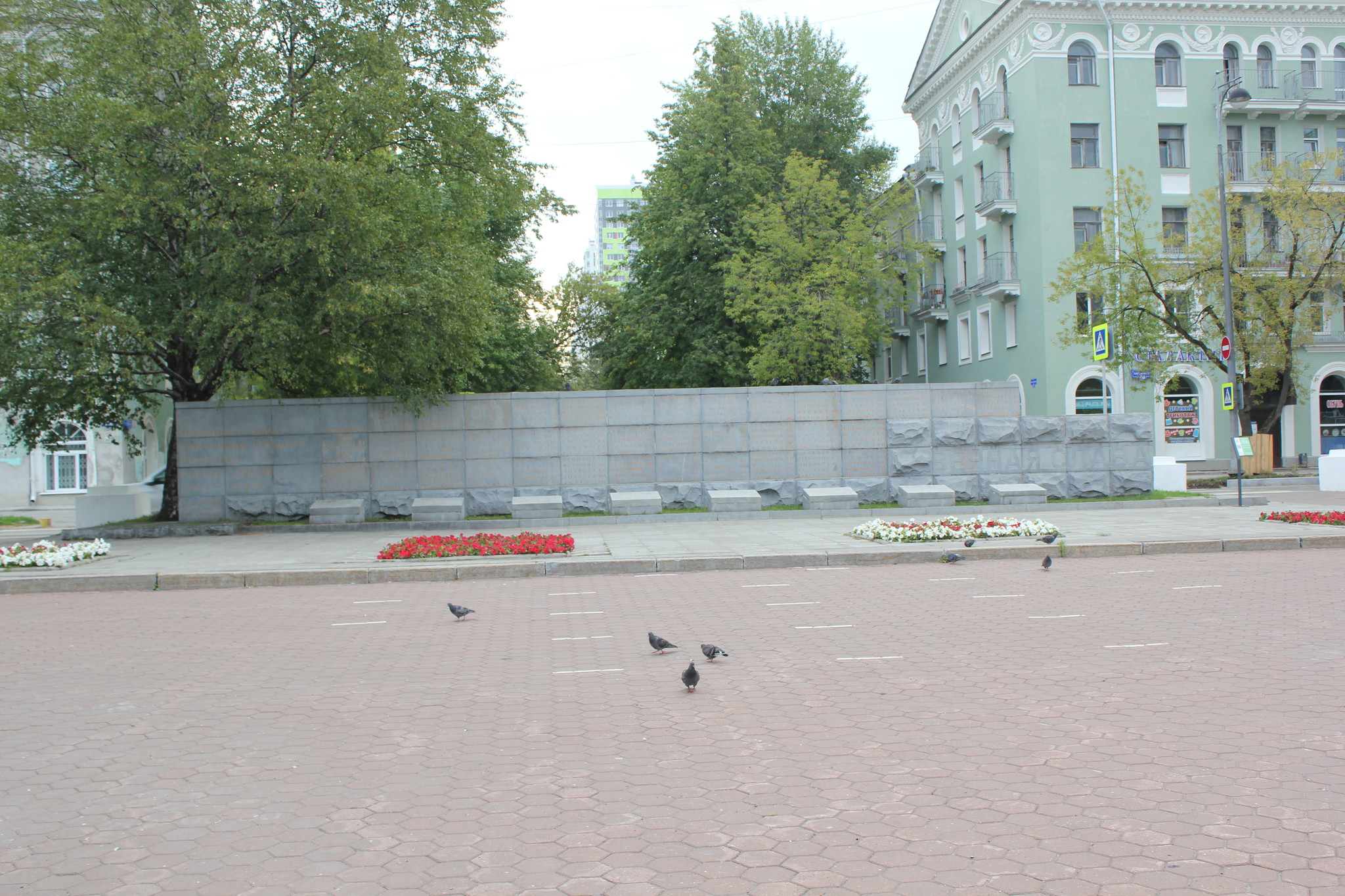 Комсомольский номер. Мемориал у ДК Солдатова. Памятники на тихим Компросе. Комсомольский проспект прогулка. Комсомольский проспект Сиверский.