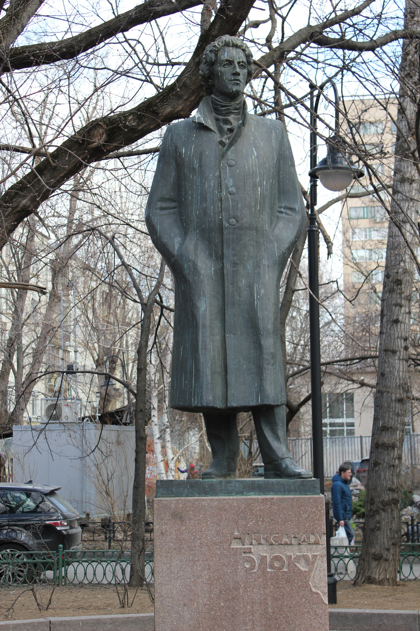 Московский блок. Памятник а.блоку Спиридоновка. Памятник блоку в Москве на улице Спиридоновка. Памятник Александру блоку в Москве. Памятник Александру блоку на Спиридоновке.