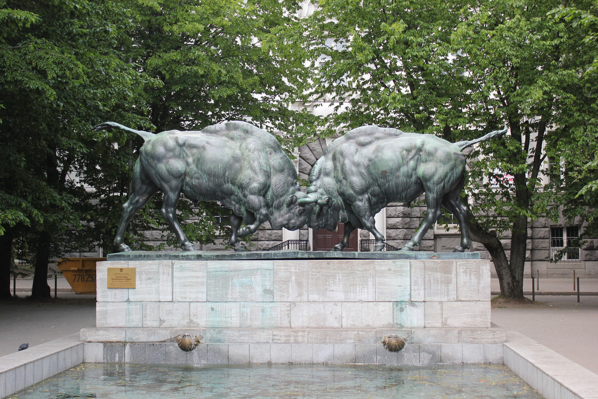 Скульптура борющиеся зубры Калининград