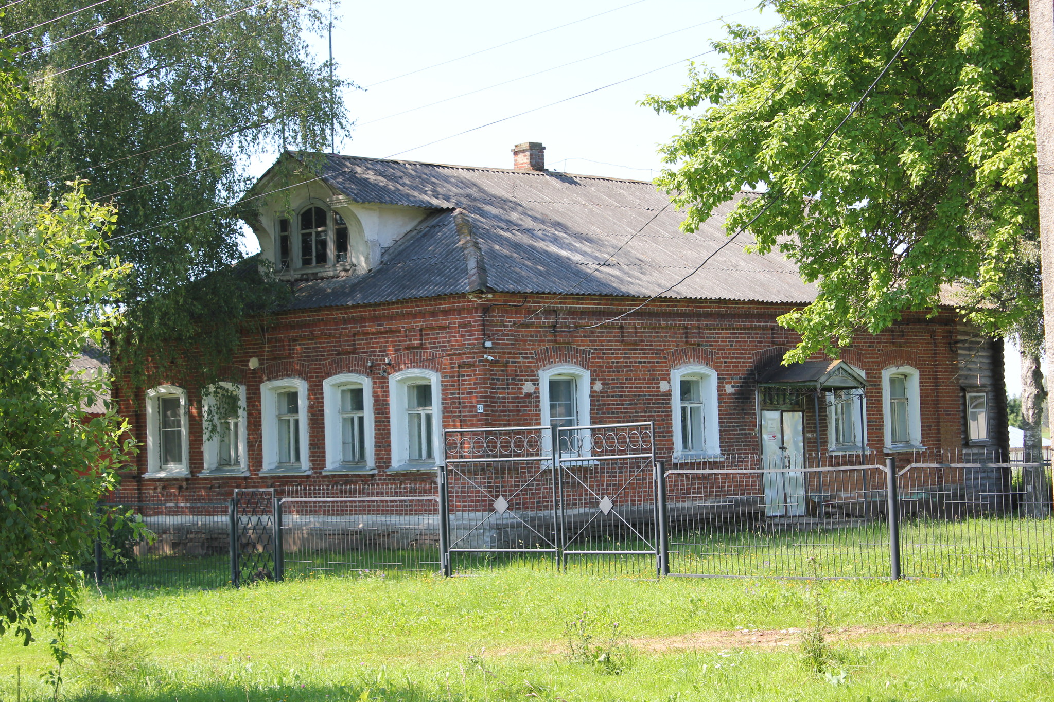 Здания села. Здания в селе. Дом Купцов Коншиных Заозерье. Заозерье музей. Усадьба Заозерье Псковская область.