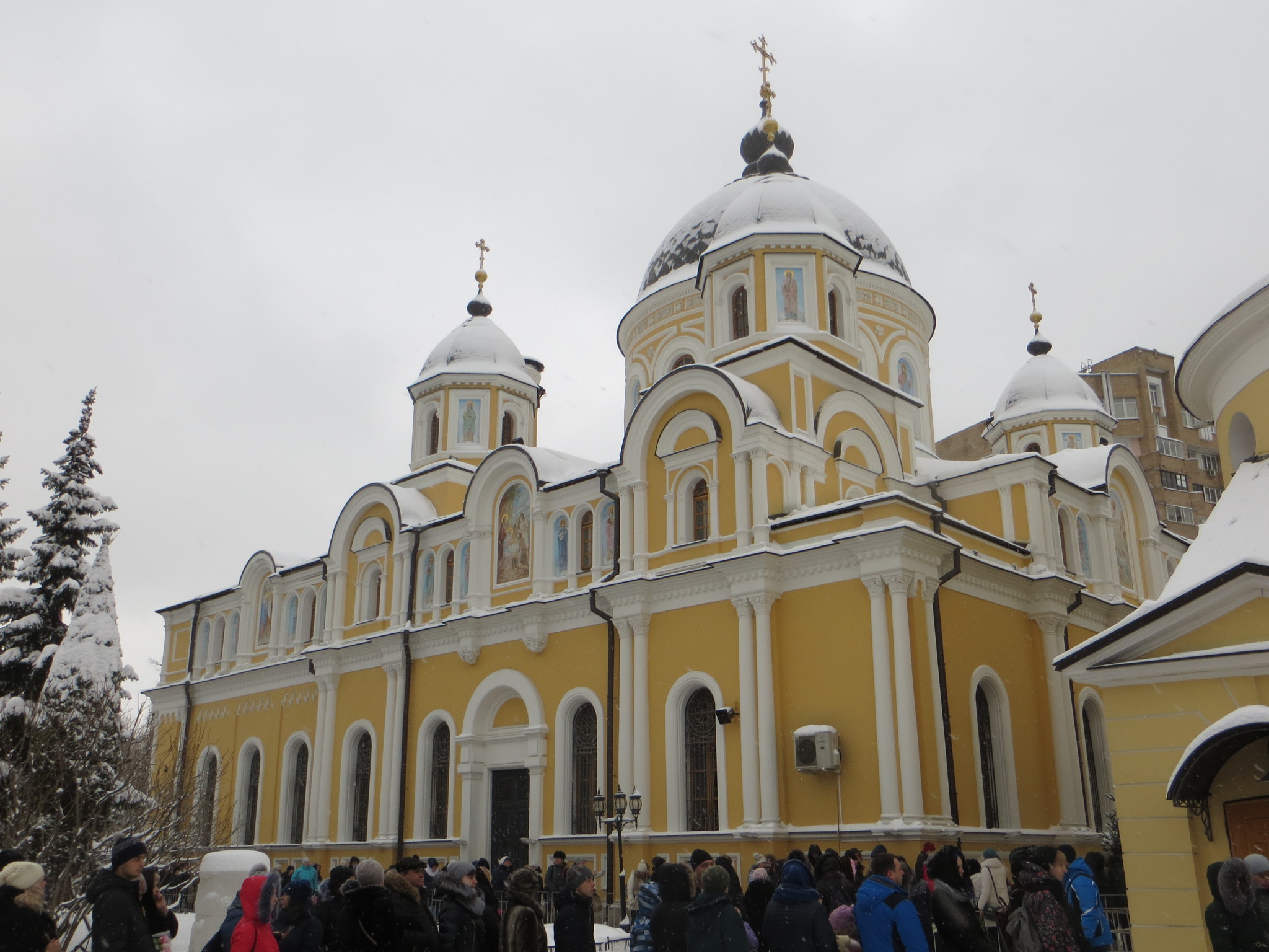 Работа храма матроны в москве. Покровский монастырь Сергея Радоне. Храм Матроны Московской в Москве. Монастырь Матроны зима. Золотые купола храм Матроны Московской Покровский монастырь зимой.