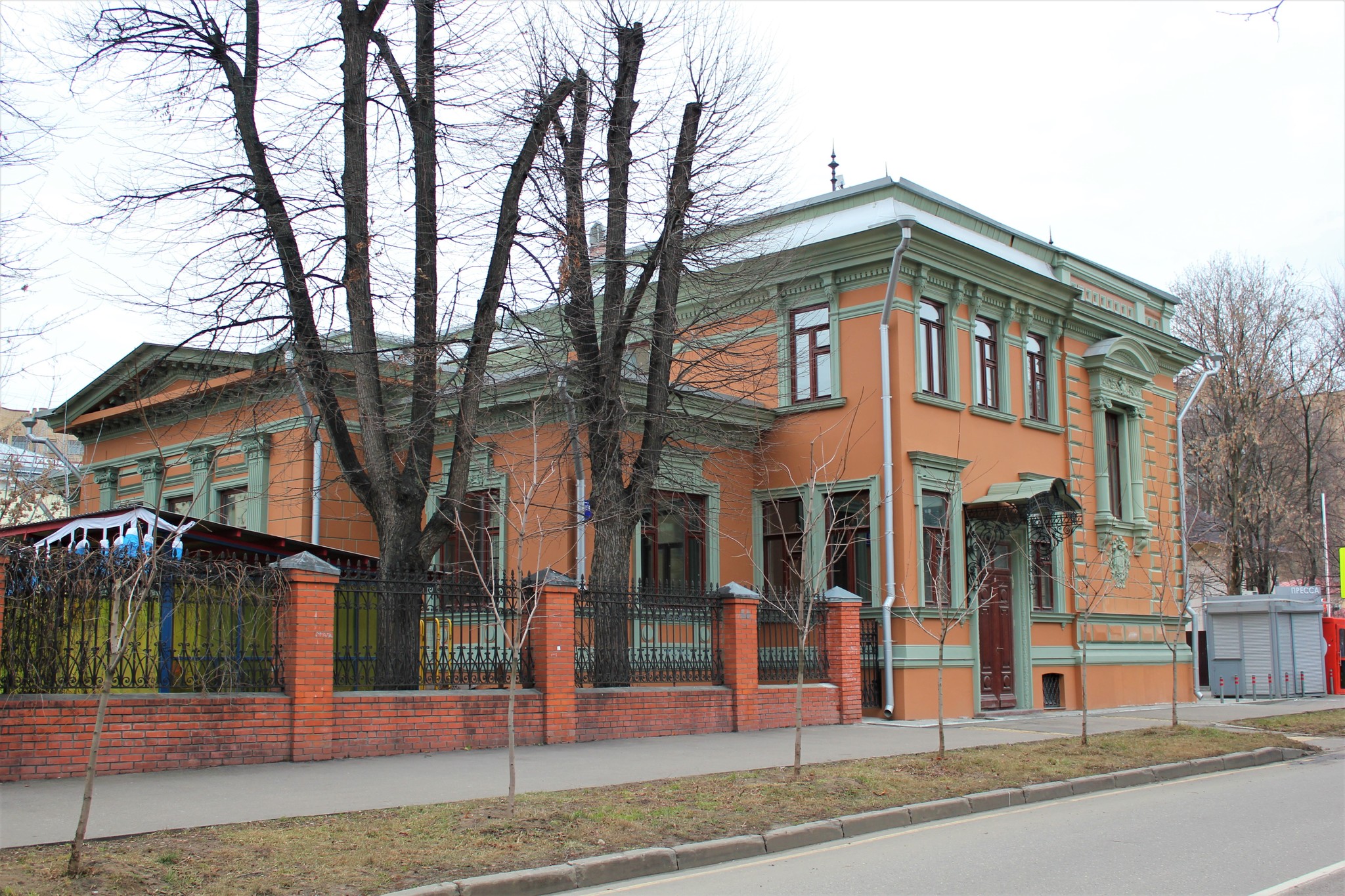 Чернышевском переулке. Переулок Чернышевского особняки. Особняк Мейера переулок Чернышевского. Переулок Чернышевского 2.