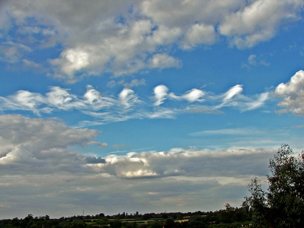 Цепь облаков выложи на сайт. Фигурные облака. Красота неба. Праздник пролетающих облаков. Пушистые облака.