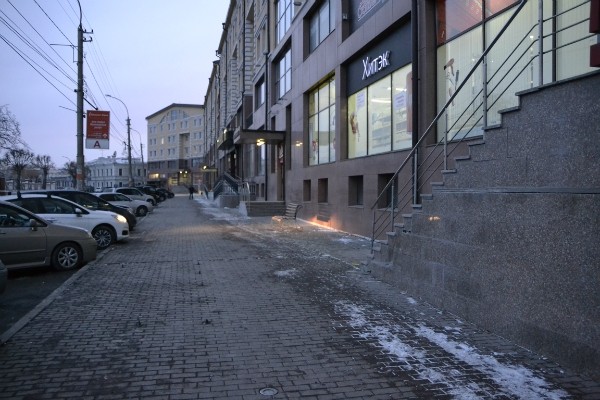 Штыри-ловушки на тротуаре
