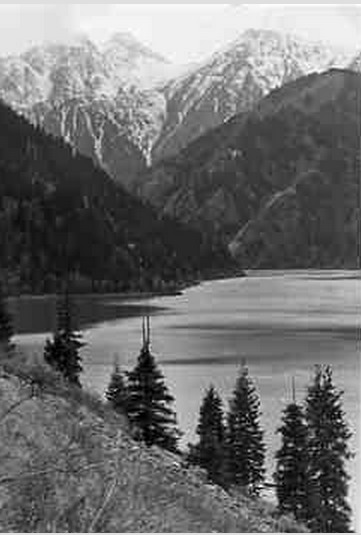 Вид высокогорного озера Иссык в горах 1958-1961
