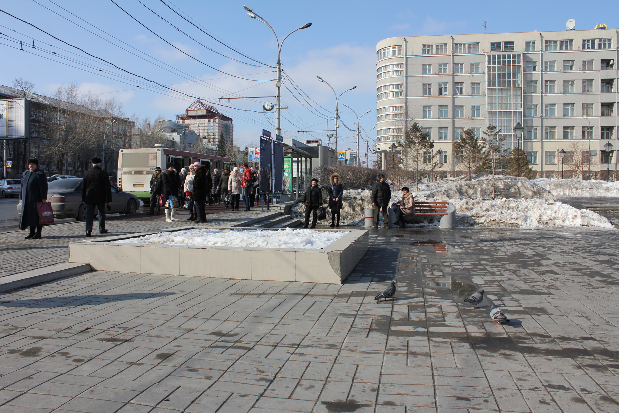 Новосибирск идущий. Новосибирск март. Новосибирск весной. Ранняя Весна в Новосибирске. Март в городе Новосибирске.