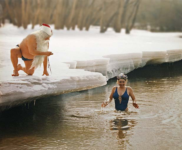 Водосвет. Крещение мотиватор. Древние славяне купаются в проруби. Водосвет фото.