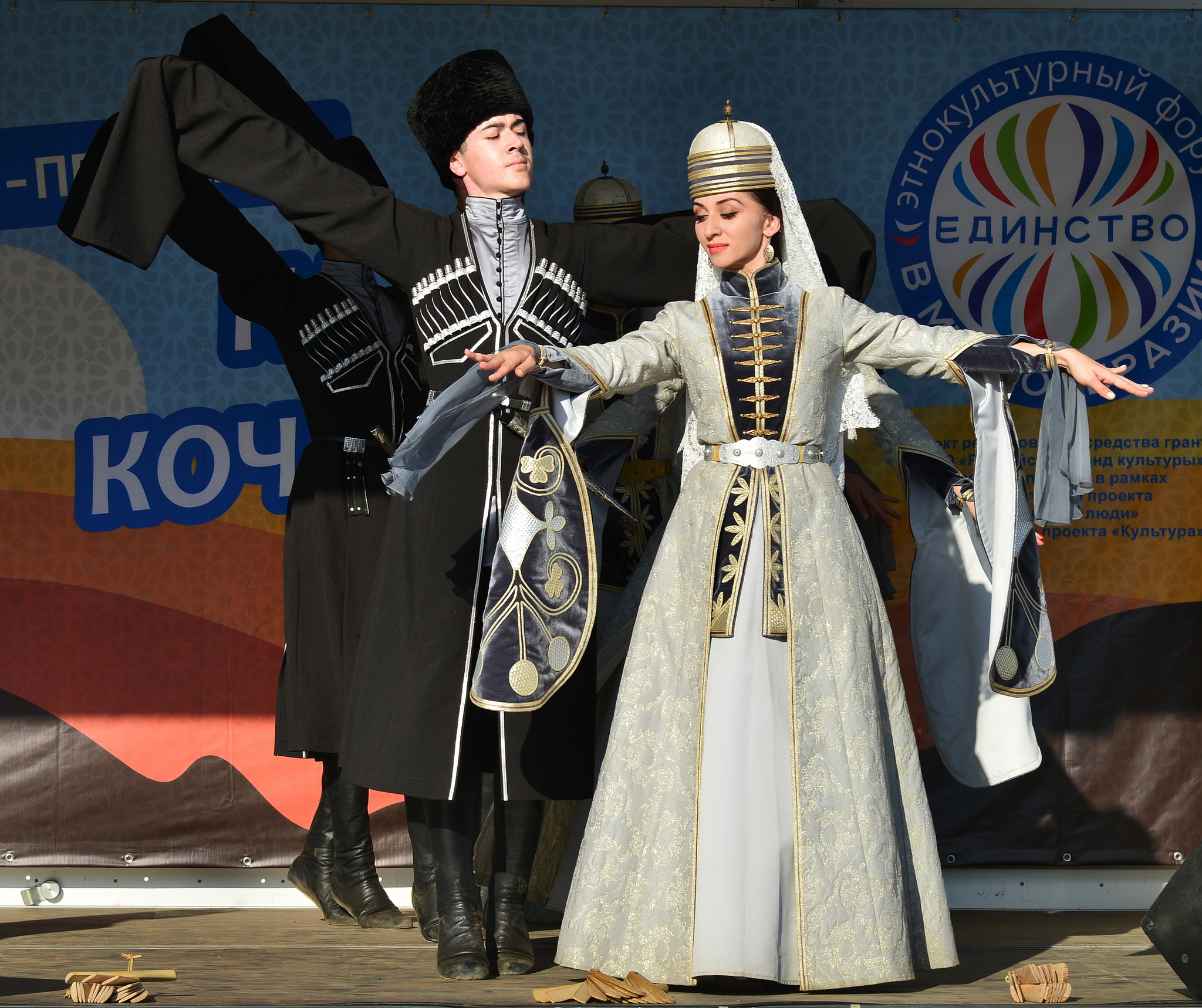 Какие особенности национального ногайского костюма характеризуют. Национальные костюмы Калмыков Астрахани. Национальный костюм нагидайцев. Ногайский национальный костюм. Ногайское национальное платье.