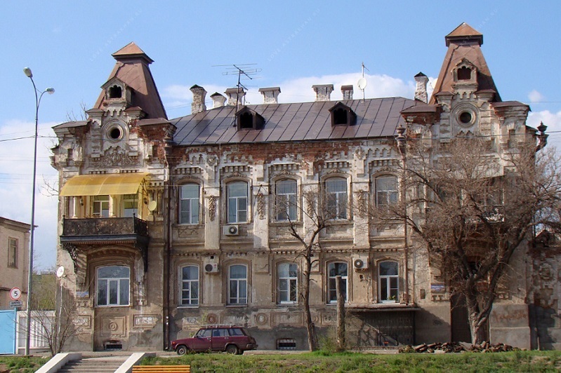 Купец адамов где живет. Купеческий дом Астрахань. Старинные купеческие особняки Астрахань. Ейск здание купца Агабабова. Усадьба Ефремова Астрахань.