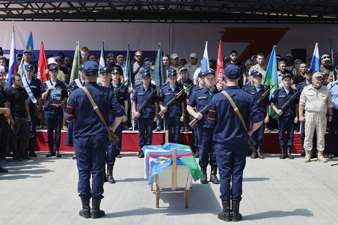 Под Астраханью простились с погибшим десантником, сыном главы села Осыпной  Бугор