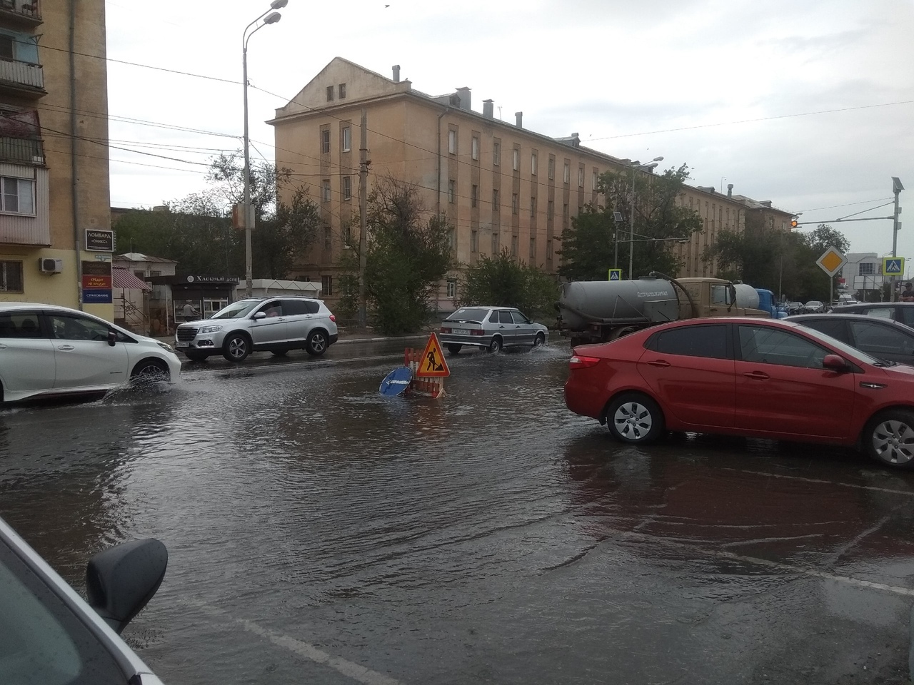 Улицу Анри Барбюса рядом с провалом затопило | 07.09.2020 | Астрахань -  БезФормата