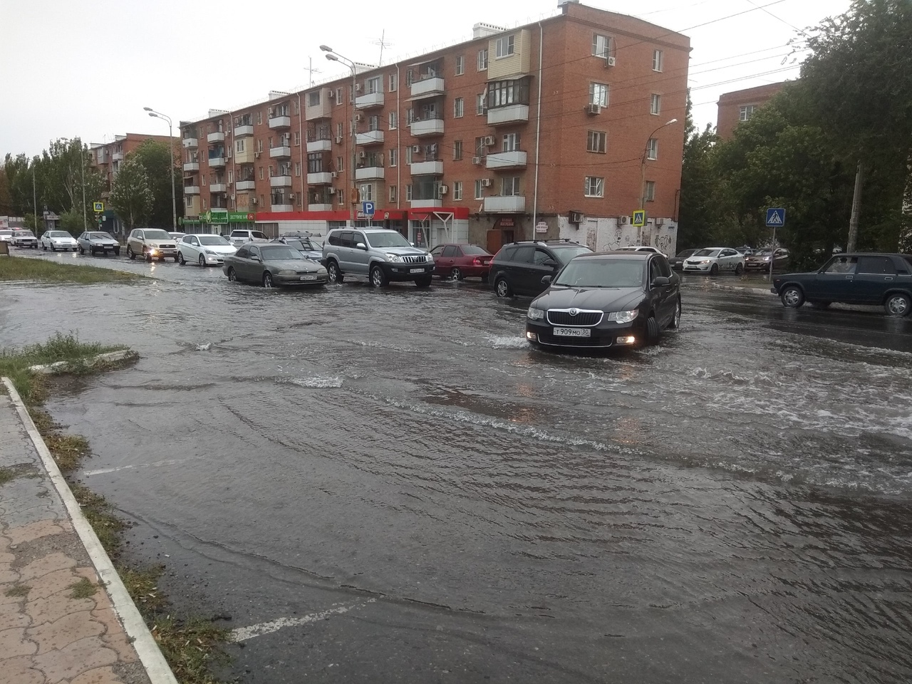 Улицу Анри Барбюса рядом с провалом затопило | 07.09.2020 | Астрахань -  БезФормата