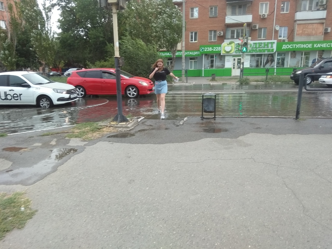 Улицу Анри Барбюса рядом с провалом затопило | 07.09.2020 | Астрахань -  БезФормата