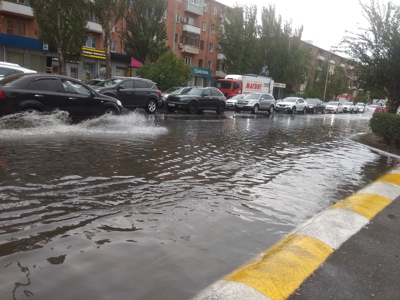 Улицу Анри Барбюса рядом с провалом затопило | 07.09.2020 | Астрахань -  БезФормата