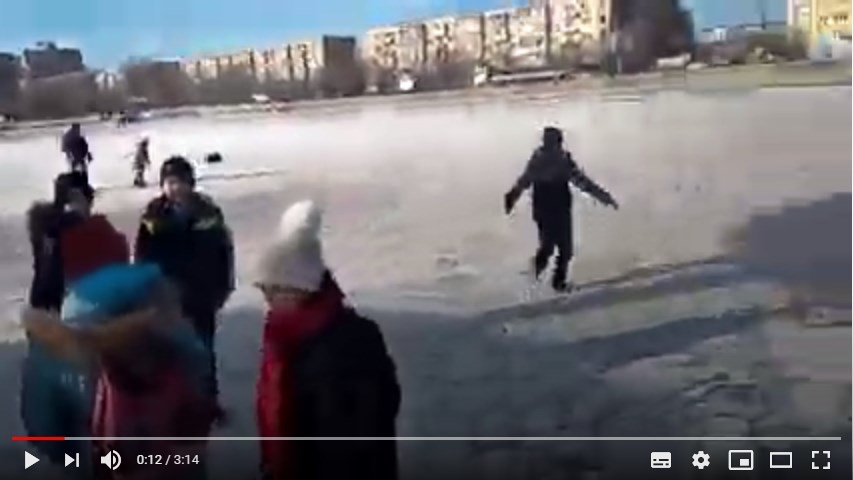 Шляпа упала в воду. Спасение детей, провалившихся под лёд. Газель провалилась под лёд Астрахань. Унесло под лед. Провалилась под лед девочка в Екатеринбурге.