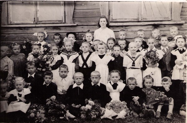 Школа 1946 год. Школа 146 в 1946 году. Моя Старая школа. Село Киевское школа.