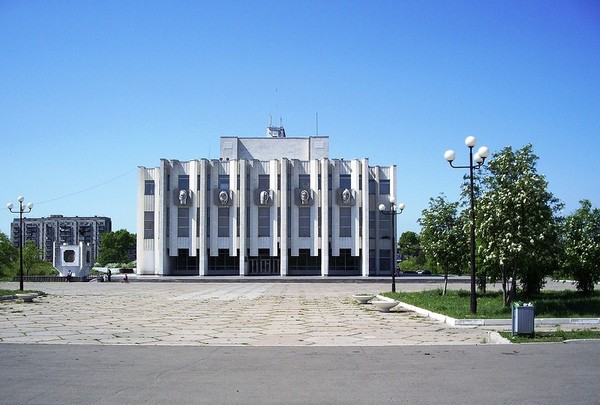 Театр комсомольск. Драмтеатр Комсомольск-на-Амуре. Театр Комсомольск на Амуре. Драмтеатр Комсомольск.