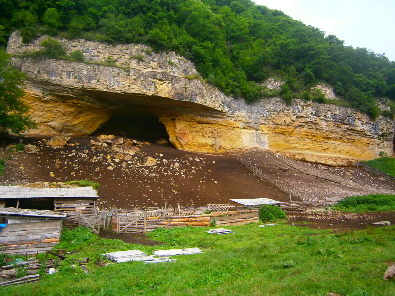 Горный краснодарский край храм. Посёлок горный Краснодарский край. Горный монастырь Новороссийск. Поселок горный Новороссийск. Храм в Горном Краснодарского края.