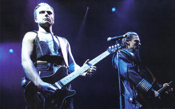 Рамштайн концерт 1998. Рамштайн Берлин 1998. Пауль Ландерс 1998 лайв аус Берлин. Rammstein Live 1999. Rammstein 1999 год.
